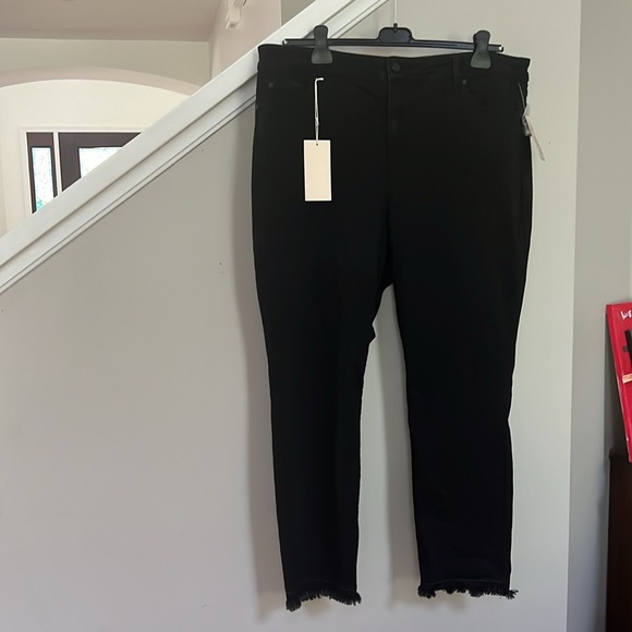 Vince Camuto Fray Hem Skinny Jeans in La Brea Wash - Picture 3 of 8